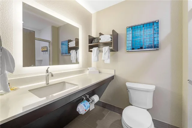 جناح بسرير كينج مع أريكة، Best Western Plus McPherson 4/4