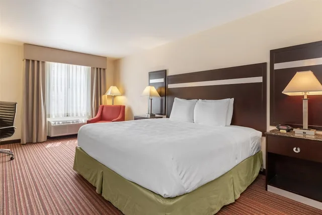 غرفة قياسية بسرير كينج، Best Western Parsons Inn 4/7