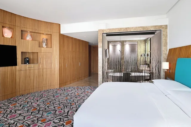 غرفة بسرير كينج بإطلالة، Andaz Capital Gate, Abu Dhabi, by Hyatt 4/8