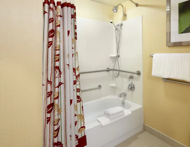 غرفة بسرير كينج مع أريكة، Courtyard by Marriott West Homestead Waterfront 4/4