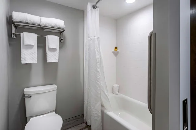 Suite, King Bed, Jetted Tub, Balcony, Best Western Plus Apple Valley Lodge Pigeon Forge 5/6