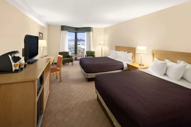 Room, 2 Queen Beds, Tower Wing، Travelodge Hotel by Wyndham Saskatoon 1/2