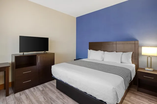 غرفة قياسية بسرير كينج بمطبخ، Best Western Kincardine 6/10