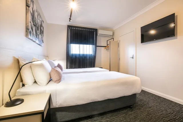 غرفة عائلية بسرير كوين وسريرين منفصلين بغرفتي نوم، Hendon Hotel 1/3