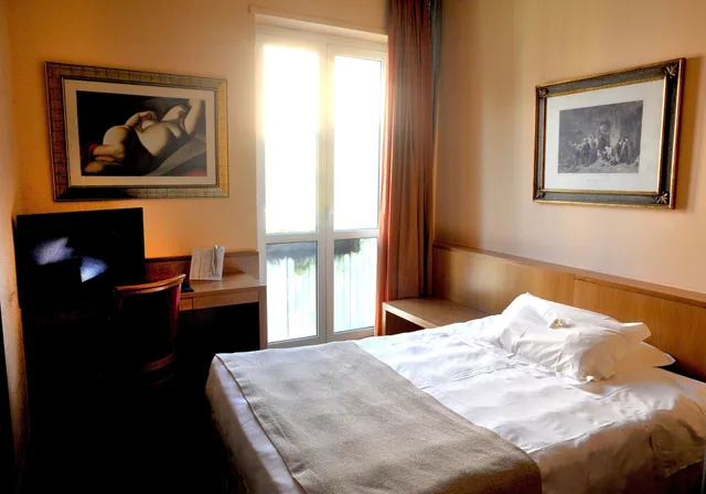 غرفة ثلاثية بثلاثة أسرّة، Santa Barbara Hotel 2/4