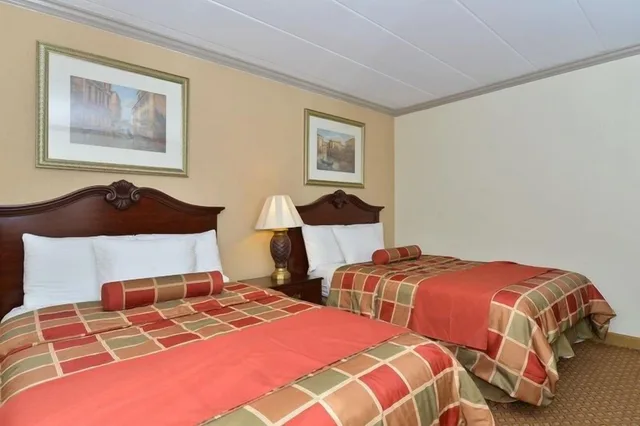 غرفة بسريرين مزدوجين بإطلالة على المسبح، Days Inn & Suites By Wyndham Roseville/Detroit Area 2/4
