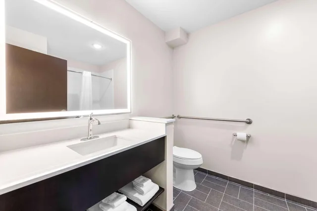 غرفة بسرير مزدوج لذوي الإعاقة، Sleep Inn & Suites Pigeon Forge - Downtown 5/6