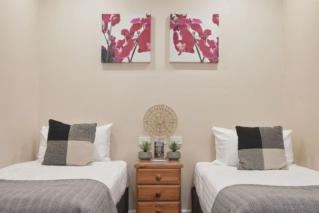 غرفة بسرير كوين وسريرين فرديين بغرفتي نوم، Blue Mountains Heritage Motel 1/5