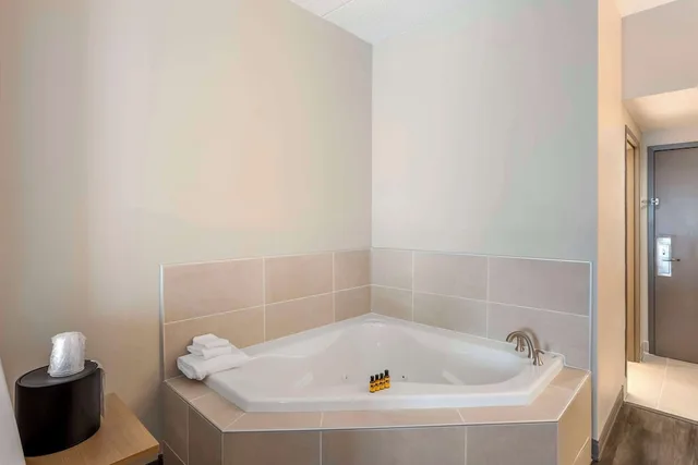 غرفة قياسية بسرير كينج بحوض جاكوزي، Best Western Plus Heritage Rail Inn & Suites 10/10