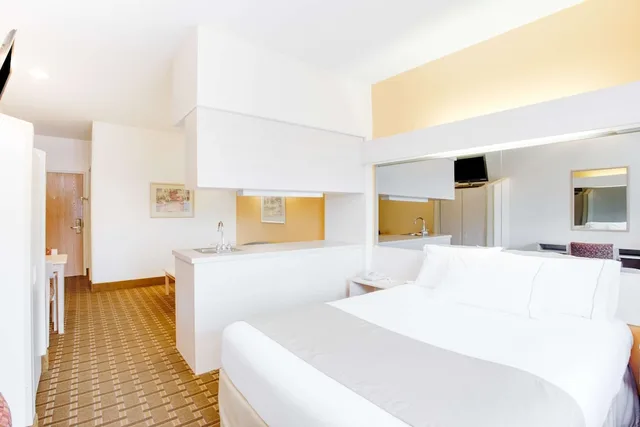 غرفة قياسية بسرير كوين مع أريكة لذوي الإعاقة، SureStay Hotel by Best Western Christiansburg Blacksburg 1/4