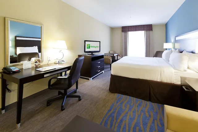 غرفة قياسية بسرير كينج مع أريكة، Holiday Inn Houston Webster 1/4