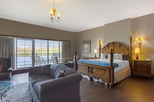 Signature, King Bed, Sofa, Jetted Tub, Christies Mill Waterfront Resort and Spa 8/10