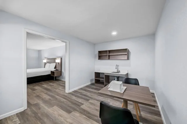 Efficiency, Suite, 1 King and 2 Queen Beds، Suburban Studios Newport News - Hampton 4/6