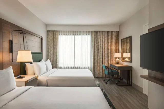 جناح بسريرين كوين بشرفة بإطلالة لذوي الإعاقة، Embassy Suites by Hilton Panama City Beach Resort 1/5