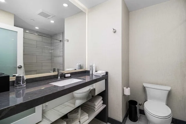 Presidential, Panoramic, Premium, Family, Suite, 1 King and 2 Queen Beds, Falls View، Embassy Suites By Hilton Niagara Falls Fallsview 4/6
