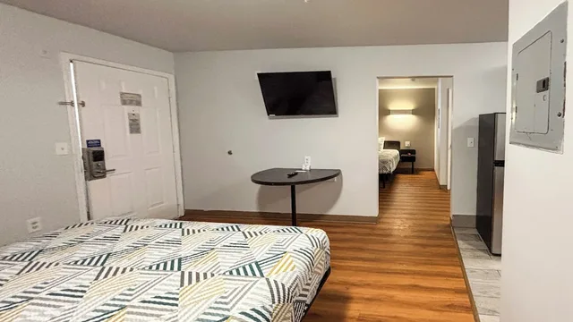 1 King Bed - Mobil Acc RI Shwr Nsmk Kitchen، Motel6 Greenville, SC 2/4