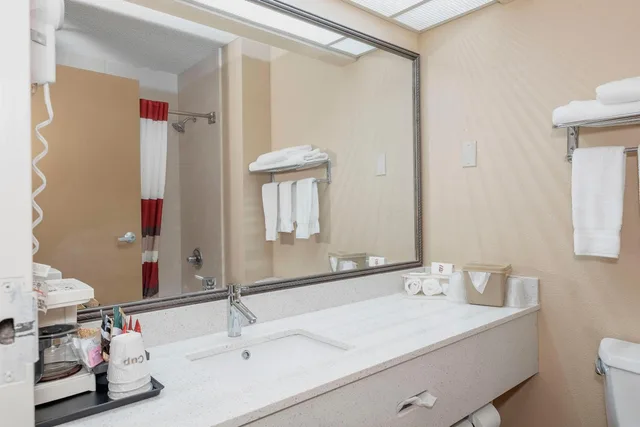 غرفة سوبيريور بسرير كينج بجاكوزي، Red Roof Inn and Suites Macon 3/5