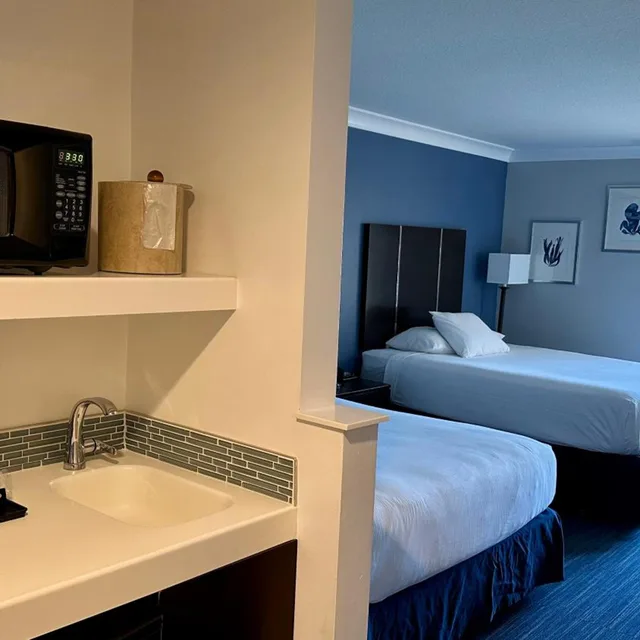 Executive, 2 Queen Beds, Hot Tub, Balcony, Pacific Inn 1/6
