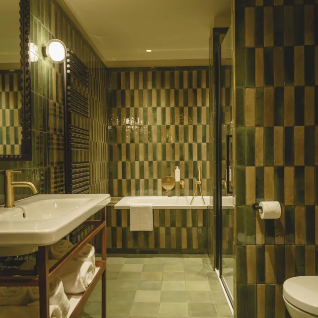 جناح جونيور بشرفة بحوض استحمام، Gounod Hotel 4/4