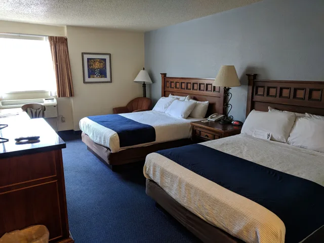 غرفة قياسية بسريرين كوين، Broadway Inn Conference Center 2/7