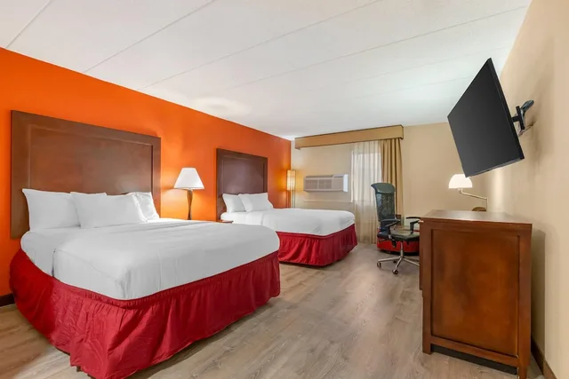 غرفة قياسية بسريرين كوين، Clarion Hotel & Conference Center Lansing West 1/8