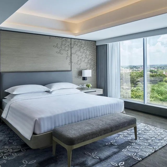 جناح رئاسي بسرير كينج بغرفة نوم واحدة مع دخول صالة النادي، YOGYAKARTA MARRIOTT HOTEL 1/4