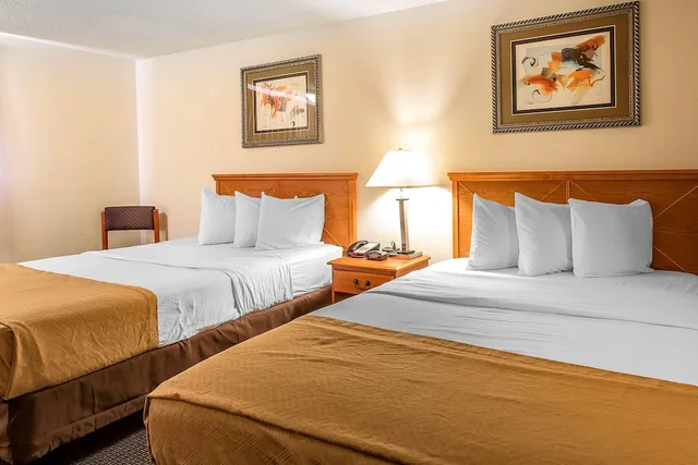 غرفة قياسية بسريرين كوين للمدخنين، Econo Lodge Inn And Suites Clinton 2/4