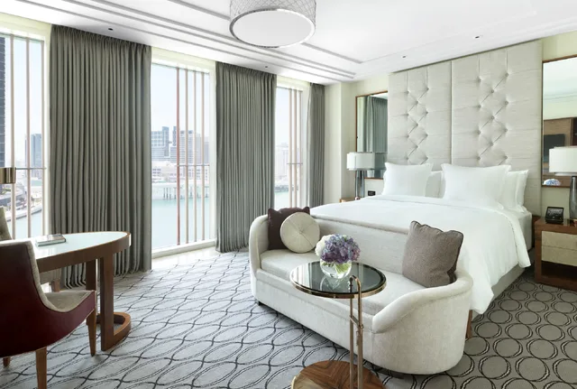 غرفة سوبيريور بسرير كينج بإطلالة على المدينة، Four Seasons Hotel Abu Dhabi at Al Maryah Island 3/5