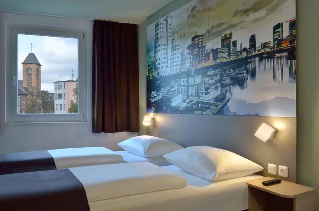 Room, Single, Double Bed, B&B Hotel Dusseldorf-City-Sued 1/1