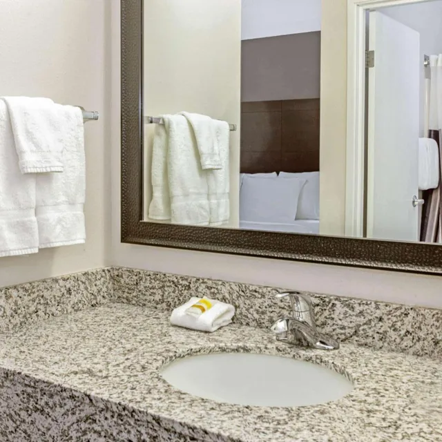 غرفة تنفيذية بسرير كينج، La Quinta Inn Suites By Wyndham Milwaukee Delafield 5/5