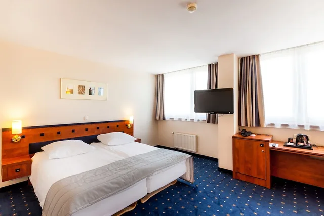 غرفة ثلاثية بسرير كوين وسرير فردي، Qubus Hotel Legnica 1/3