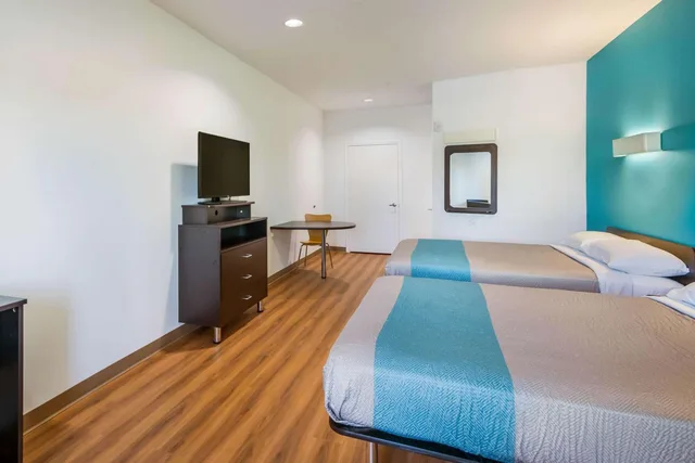 2 Queen Beds - Mobil Access Tub Smk Micfridg، Motel6 Channelview, TX 8/10