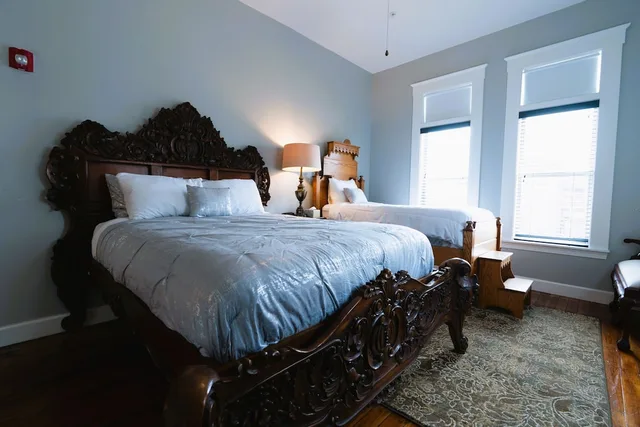 Deluxe, 2 Queen Beds, Oak Tree Hotel 1/8