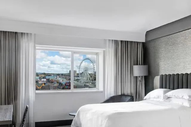 City, Queen Bed, Sheraton Fallsview Hotel 1/6