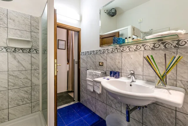 غرفة ثلاثية بسرير كوين وسرير فردي بغرفة نوم واحدة، Hotel Collodi 6/6