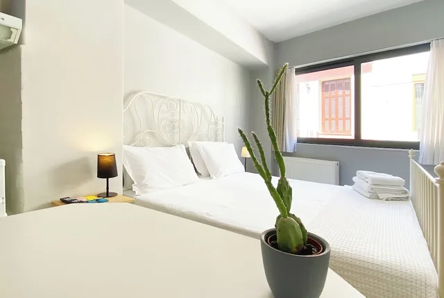 Blue, City, Studio, Queen Bed، Live In Athens Short Stay Apartments 10/10