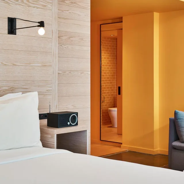 Suite, King Bed, Radio Hotel 5/7