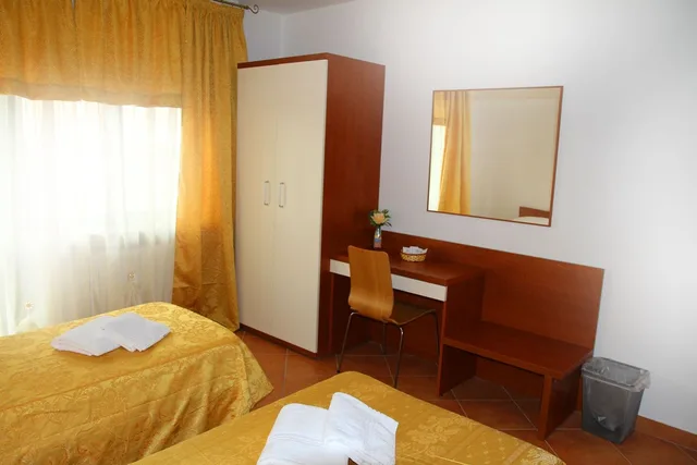 Room, Triple, 1 Double and 1 Single Bed, Private Bathroom, B&B Music 2/2