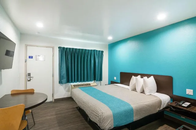 1 King Bed - Non-Smoking, Micfridge، Motel6 South El Monte, CA - Los Angeles 1/10