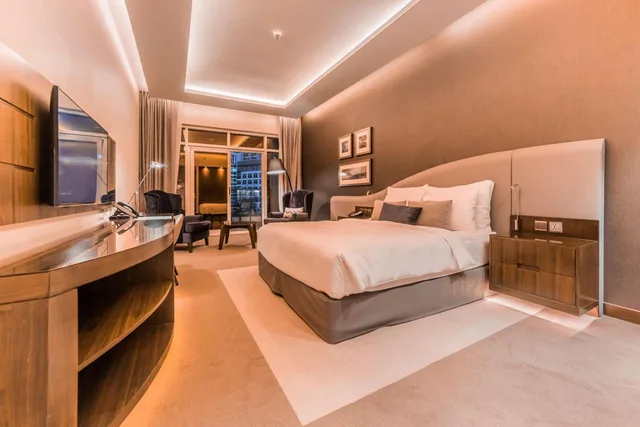 غرفة تنفيذية بسرير مزدوج مع دخول الصالة، Radisson Blu Hotel Dubai Waterfront 4/10
