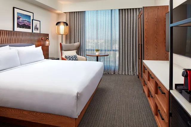 Room, King Bed, Allergy Friendly، Senna House Scottsdale, Curio Collection by Hilton 1/4