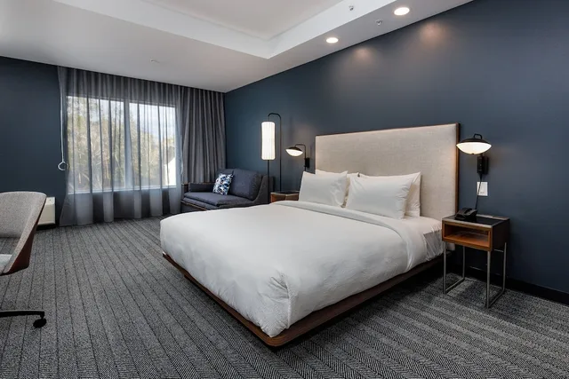 غرفة بسرير كينج مع أريكة لذوي الإعاقة، Courtyard by Marriott Pensacola West 1/7