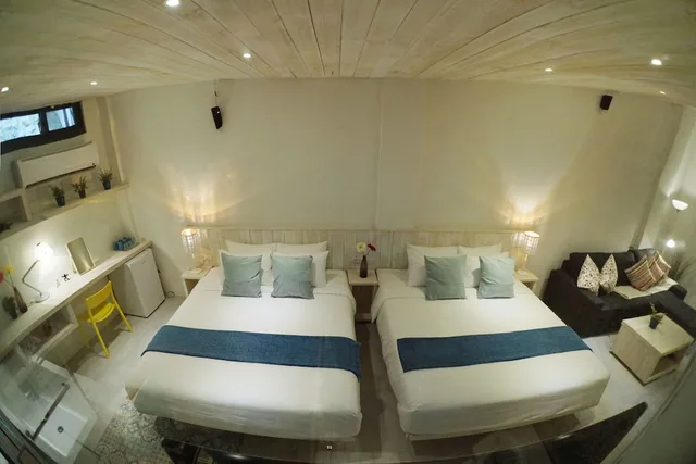 غرفة قياسية رباعية بسريرين مزدوجين، Azure Inn 6/10