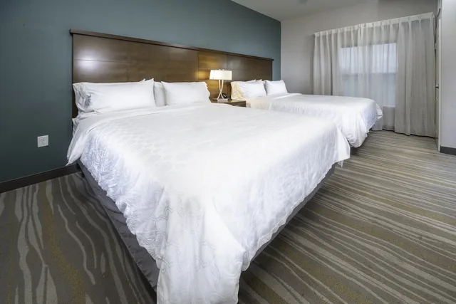 جناح استوديو بسريرين كوين مع أريكة بمطبخ لذوي الإعاقة، Staybridge Suites Summerville 3/6