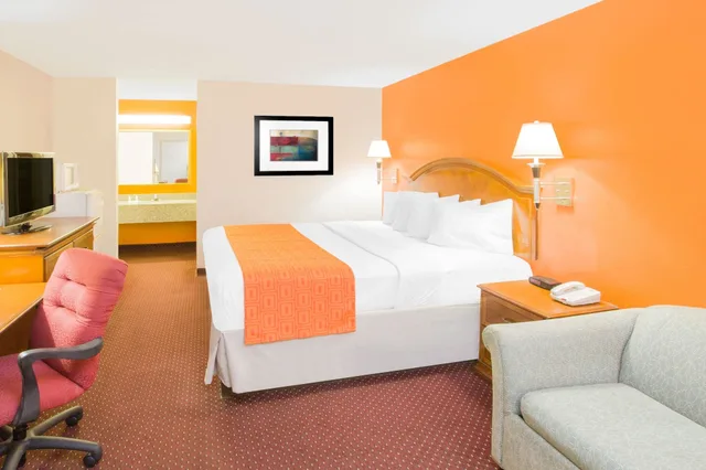 غرفة قياسية بسرير كينج، Howard Johnson By Wyndham Dothan 2/2