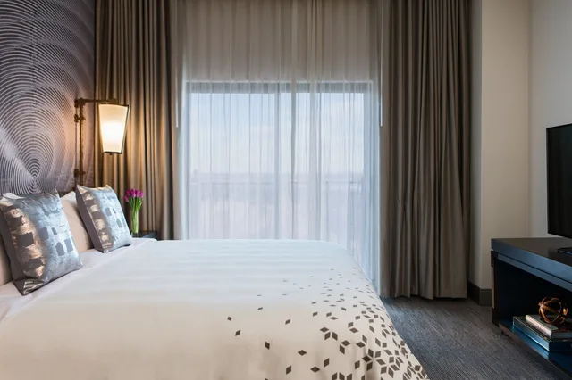 جناح تنفيذي ركني بسرير كينج مع أريكة، Renaissance Waterford Oklahoma City Hotel 2/2