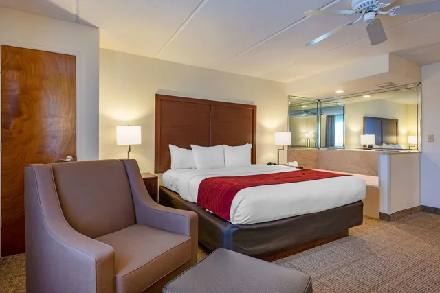 غرفة بسرير كينج مع أريكة بحوض جاكوزي، Comfort Inn Kissimmee Lake Buena Vista South 3/10