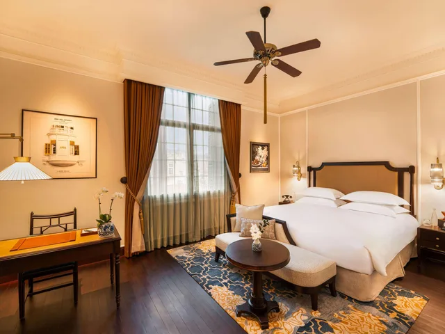 غرفة فاخرة بسرير كينج، Sofitel Legend Metropole Hanoi Hotel 1/4
