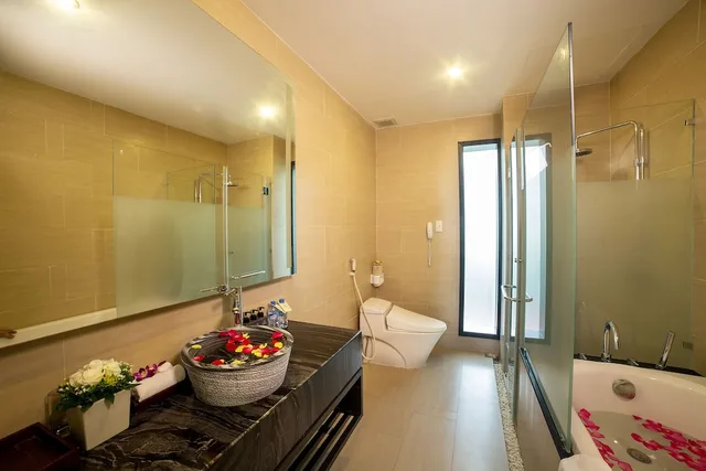 غرفة عائلية بسرير مزدوج وسريرين منفصلين بإطلالة على الحديقة، Hoi An Beach Resort 3/3