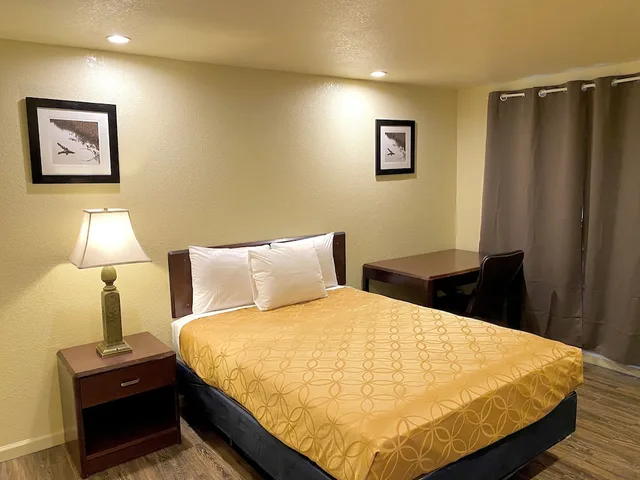 غرفة قياسية مفردة بسرير كوين، Whistling Pines Motel 1/3